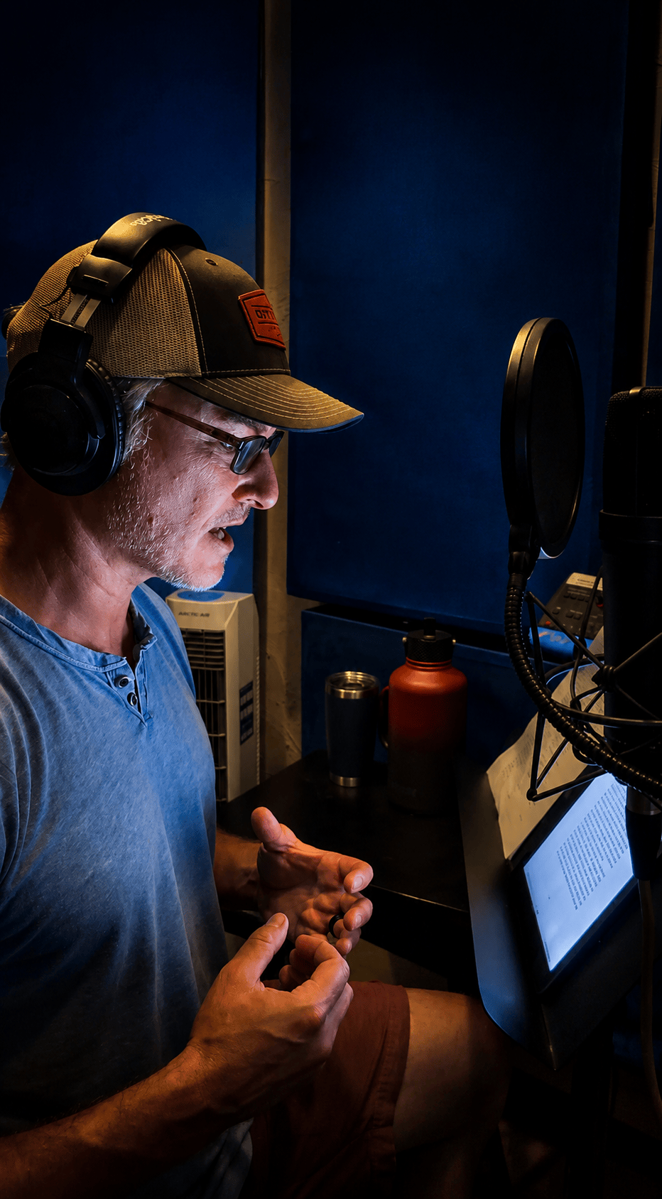 Kerr Smith graba el audiolibro de, ermmm, su libro